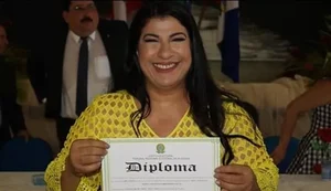 Esposa de prefeito afastado, Cristina Gonçalves toma posse em Rio Largo