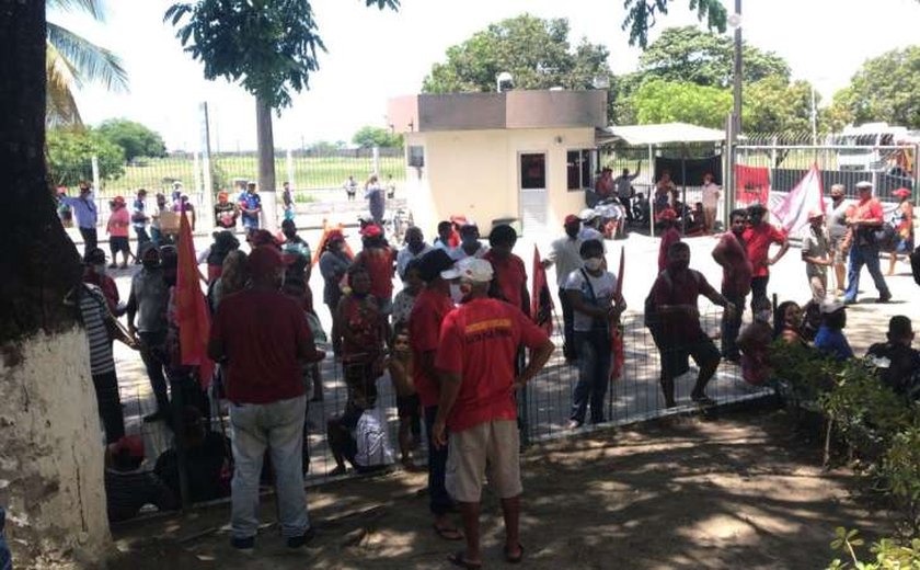 Integrantes dos movimentos sociais do campo FNL ocupam Porto de Maceió