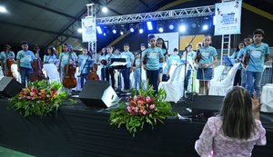 Jovens que integram projeto de Orquestra Musical são elogiados durante apresentação de concerto