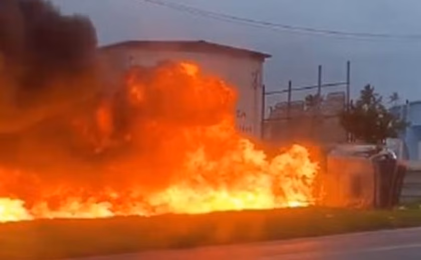 Caminhão-tanque carregado com combustível pega fogo na BR-101, em Igarassu, e chamas atingem casas