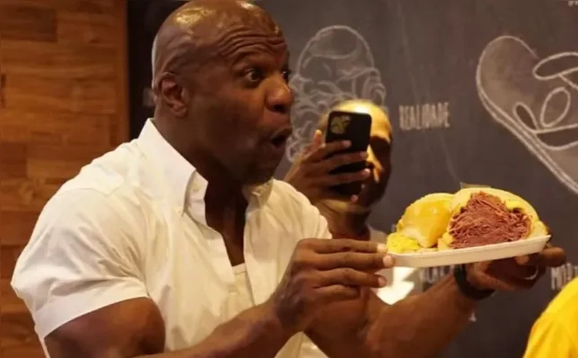 Terry Crews visita Mercadão e se rende ao sanduíche de mortadela