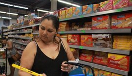 Consumidores reclamam de letras pequenas em rótulos: 'Difícil ler até com óculos'