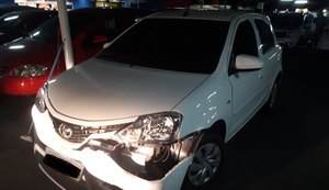Motorista de caminhonete bate em carro estacionado dentro de supermercado e foge