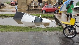 Motorista erra curva e cai em córrego no bairro da Levada
