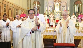 Arcebispo de Maceió, Dom Carlos Breis recebe vestimenta abençoada pelo Papa