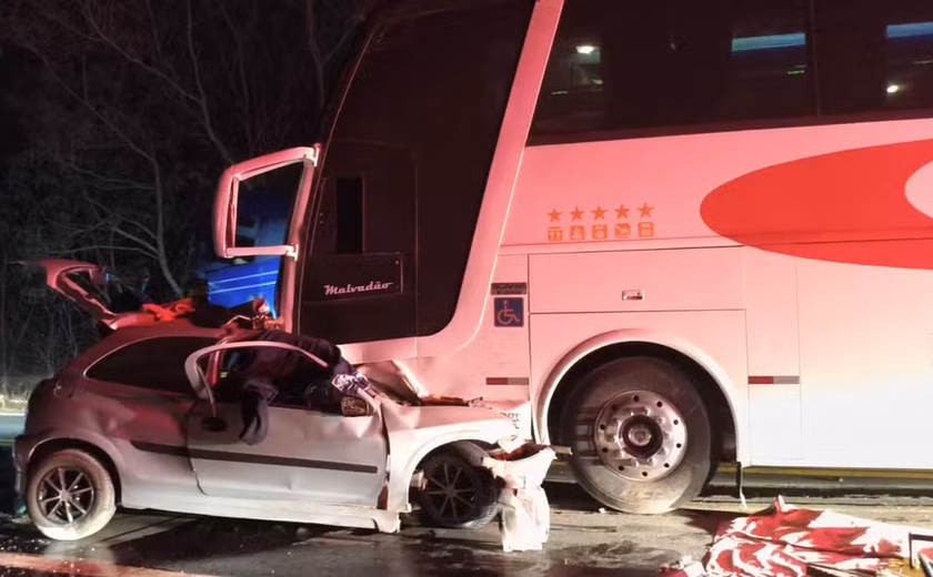 Cinco pessoas morrem após carro bater de frente com ônibus em MG