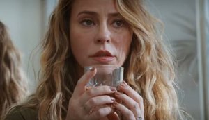 Vem aí! Heleninha recebe Odete Roitman bêbada e cai da escada