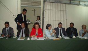 Vereadores de Arapiraca realizam sessão em pátio de igreja