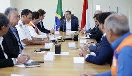 Governador discute com ministro e prefeitos medidas de limpeza das praias alagoanas