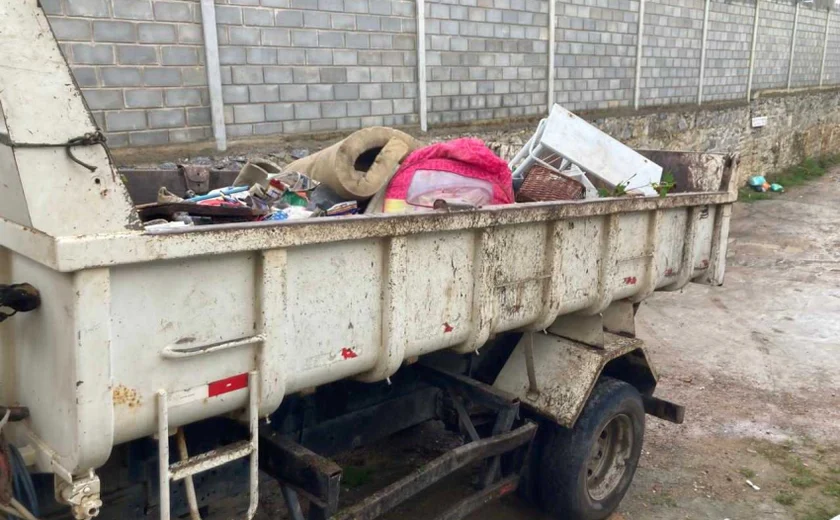 Vigilância Sanitária de Maceió recolhe duas caçambas de entulho em residência na Santa Amélia