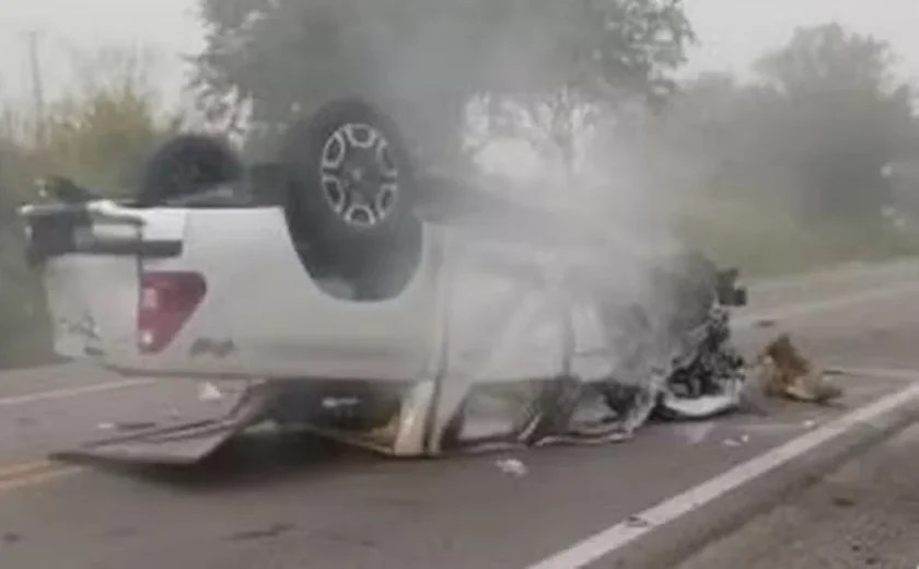 Colisão entre carro de passeio e caminhonete resulta na morte de três pessoas na BR-235, em Sergipe