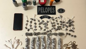 PM apreende armas e drogas e prende homem com mandado em aberto