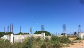 Arapiraca: matagal invade obra de ginásio de esportes na Vila Bananeiras