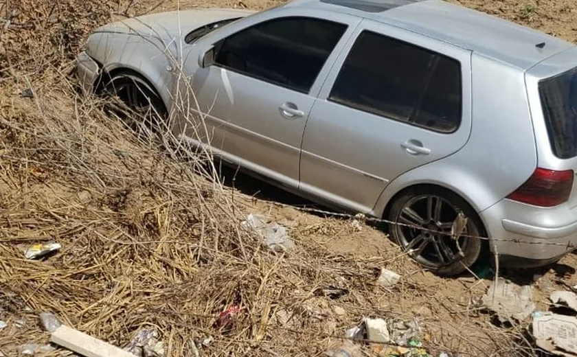 Após ser fechado por caminhão, motorista perde controle de veículo e vai parar em terreno na AL-220