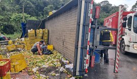 Carreta carregada de frutas tomba em ladeira de Satuba