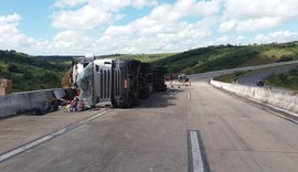 Tombamento de carreta que transportava margarina deixa uma pessoa morta