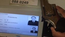 Eleitores de Bolsonaro postam foto e vídeo com armas na urna