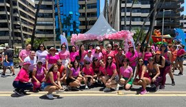 Dia do Laço Rosa atrai público na Ponta Verde