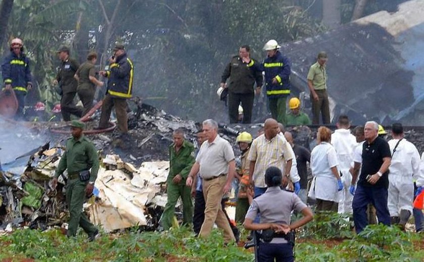 Avião cai em Cuba e mata 110 pessoas