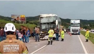 Grave acidente com ônibus e carreta deixa ao menos oito feridos