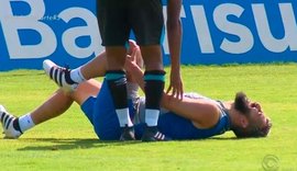 Douglas desfalca Grêmio por seis meses após romper ligamentos do joelho