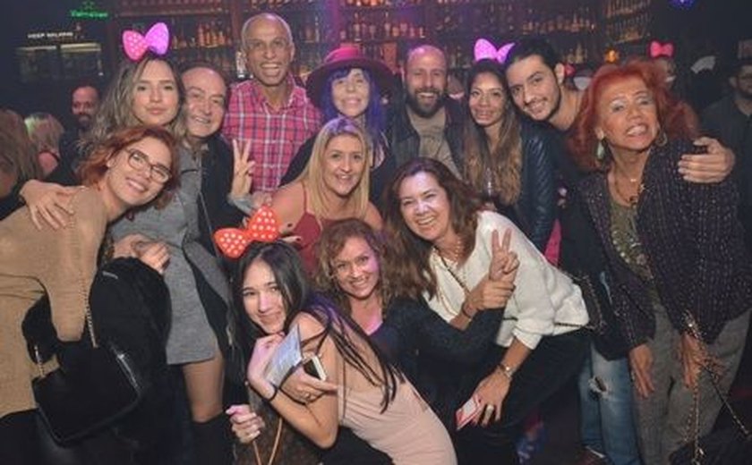 Baby do Brasil curte noite paulistana em casa noturna na Vila Madalena