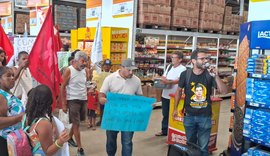 Manifestantes denunciam alta dos alimentos em supermercado na Serraria