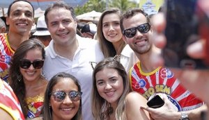 Governador Renan Filho marca presença nas prévias carnavalescas