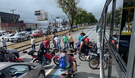 Motoristas por aplicativo fecham Fernandes Lima em protesto contra assassinato de colega