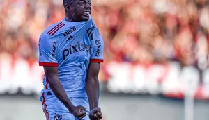 Fla marca no fim e vence Atlético-GO na estreia do Brasileirão