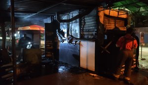 Trailer comercial pega fogo e Corpo de Bombeiros é acionado