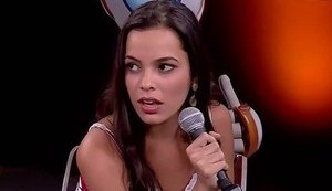 Ex-BBB Mayla Araújo leva surra após jogar bebida em rosto de mulher; veja vídeo