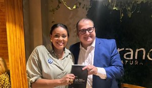 Candidata a vice-prefeita, Danúbia Barbosa, prestigia lançamento do livro “Por Trás das Contas” de George Santoro