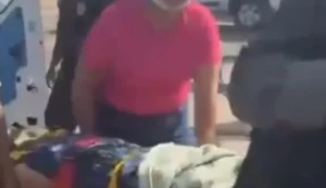 Mãe de bebê encontrada morta chega ao Cisp em maca e sob forte escolta policial