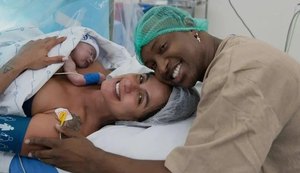 Nasce Bento, primeiro filho de Thiaguinho e Carol Peixinho