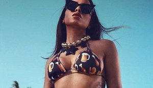 Anitta posa de biquíni fio-dental antes de comandar trio; confira