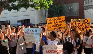 Alunos, pais e professores de institutos protestam contra corte de verbas na educação