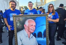 Ex-alunos do CBC fazem homenagem ao professor Moacir no desfile de aniversário de Arapiraca