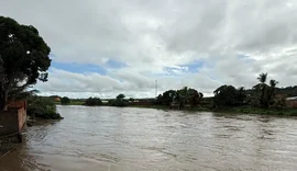 Em Atalaia, Rio Paraíba apresenta queda no volume de água, mas município registra desabamento de uma residência