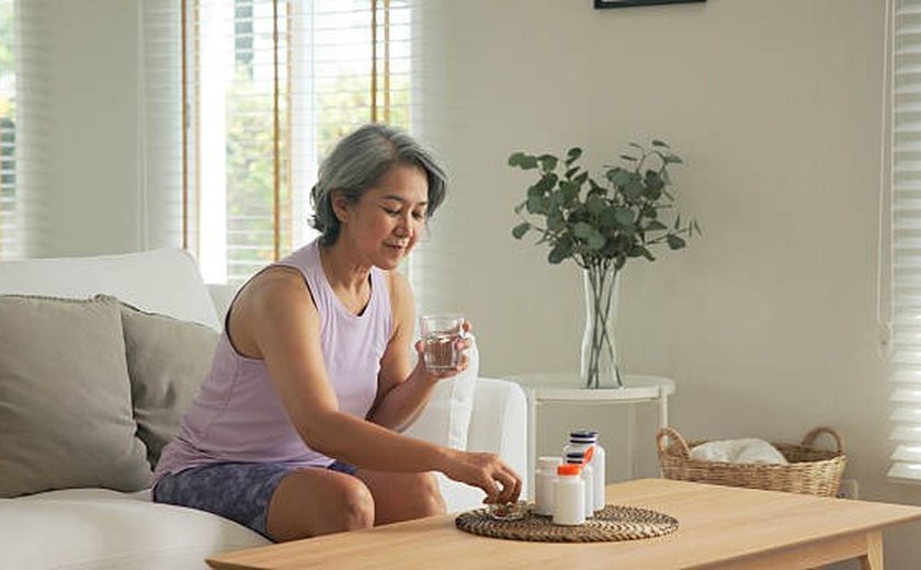 Ginecologista explica sintomas e cuidados durante a menopausa