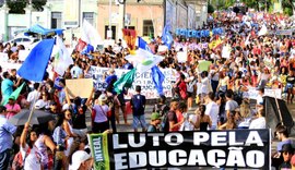 Estudantes e trabalhadores realizam mais um dia de protestos a favor da educação