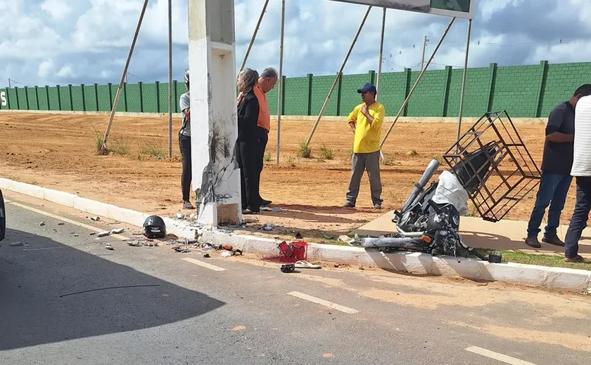 Motociclista fica gravemente ferido após colidir com poste na Avenida Marília Mendonça