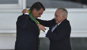 Após receber faixa de Temer, Bolsonaro defende fim de corrupção e de vantagens