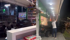 Carro desgovernado invade loja de brinquedos na Ponta Verde