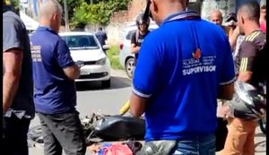 Suspeito de assalto morre e outro fica gravemente ferido após colisão entre moto e ônibus escolar