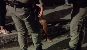 Homem com possíveis transtornos psiquiátricos se masturba durante culto