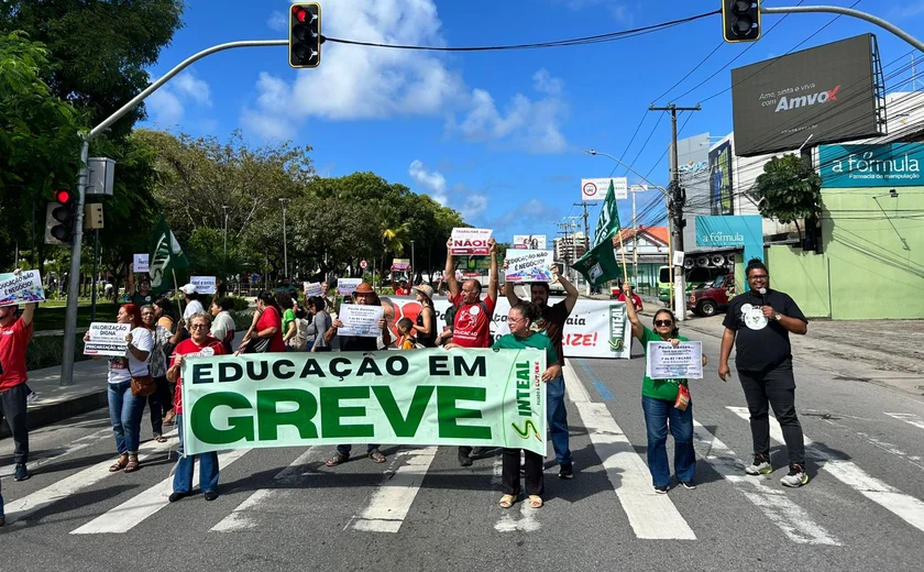 Sinteal realiza ação na Praça do Centenário em mais um dia de greve da rede estadual