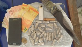 Adolescente é apreendido e jovem é preso por tráfico de drogas em Arapiraca