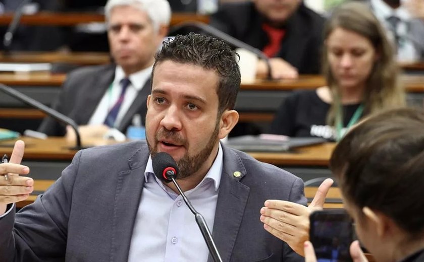 Janones confirma apoio a Lula no segundo turno e diz que Bolsonaro é incompetente até para dar um golpe