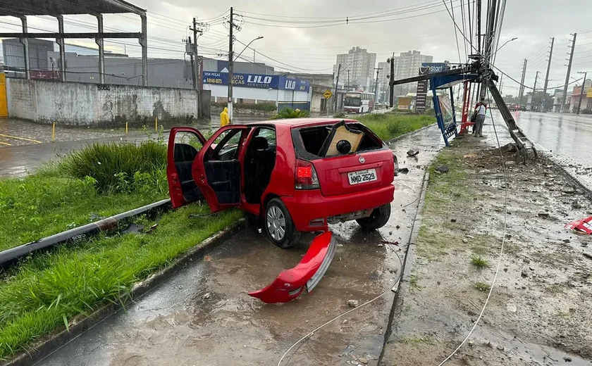 Motorista perde controle do veículo, derruba poste e vai parar no canteiro da Avenida Menino Marcelo